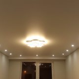 освещение комнаты точечные светильники и люстра